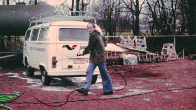1972-De-eerste-Jansen-bestelwagen-wordt-gepoetst-door-Rene-Jansen